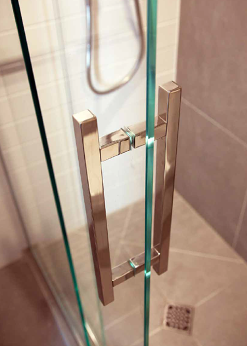Glass shower screen with latch handles